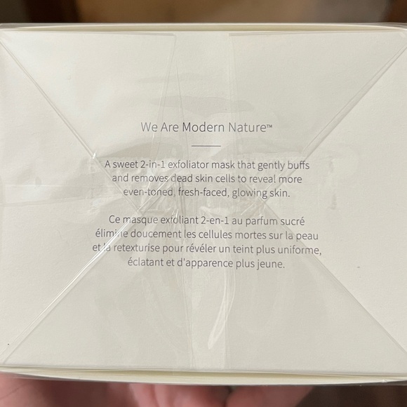 Monat Berry Scrub exfoliant - Picture 3 of 4